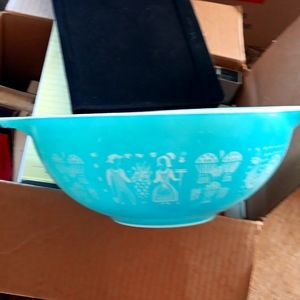 Pyrex for court trademark made in the USA ovenware turquoise